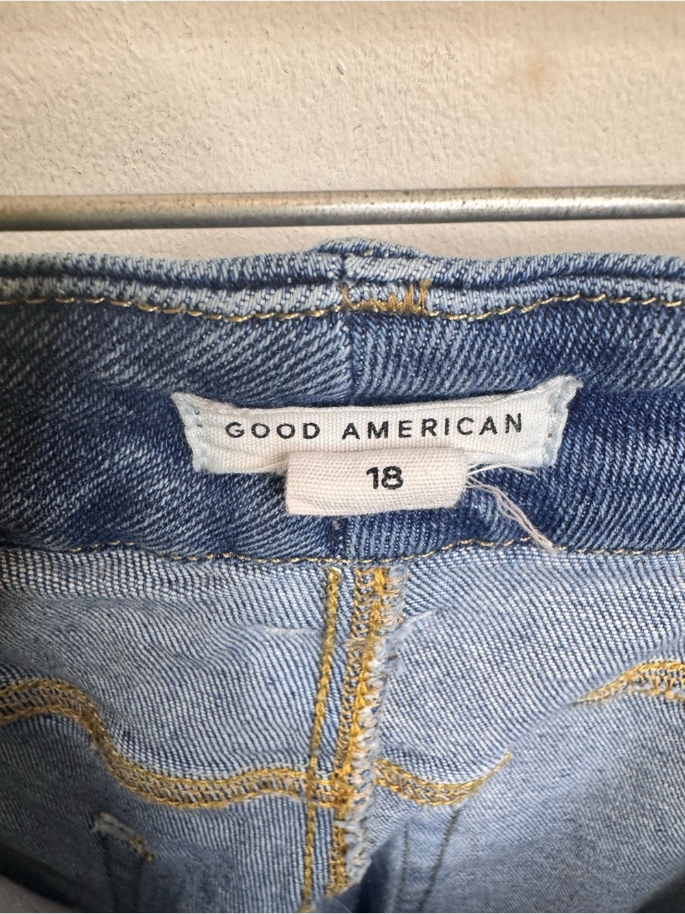Good American Straight-Leg Jeans in Medium Blue Wash - Picture 3 of 3